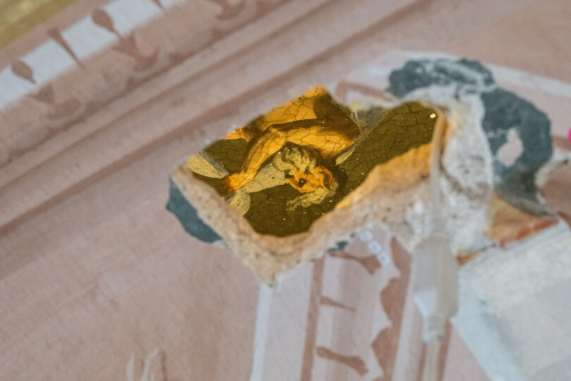 La stupéfiante découverte d’un décor Renaissance dissimulé dans le double plafond de l’alcôve Louis XIII.